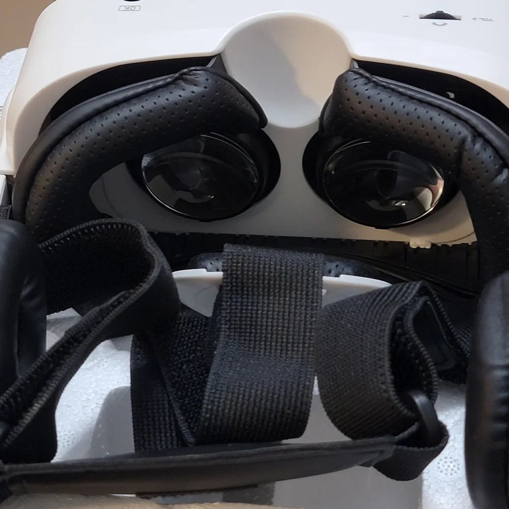 Luphie Virtual Reality 3D VR headset, glasses, new open box. Complete